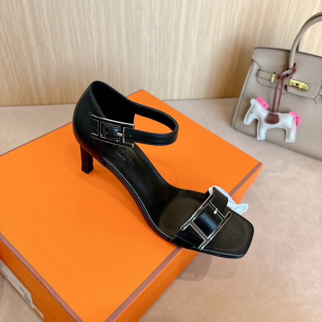👟👟Ex-factory price 520👟👟 Hermes Judy high-heeled sandals——————————Fashionable and versatile. Matched with Hapi shoe buckles. Super comfortable. Every detail is perfect. Matched with iconic pure shoe buckles of the same tone. The design is simple and smooth to create a fashionable and feminine look. Original calfskin original 1:1 exclusive private mold heel/original leather outsole ▪️Heel height: 8cm ▪️SIZE: 34-43 (34.40.41.42. Customization is non-returnable and non-exchangeable)